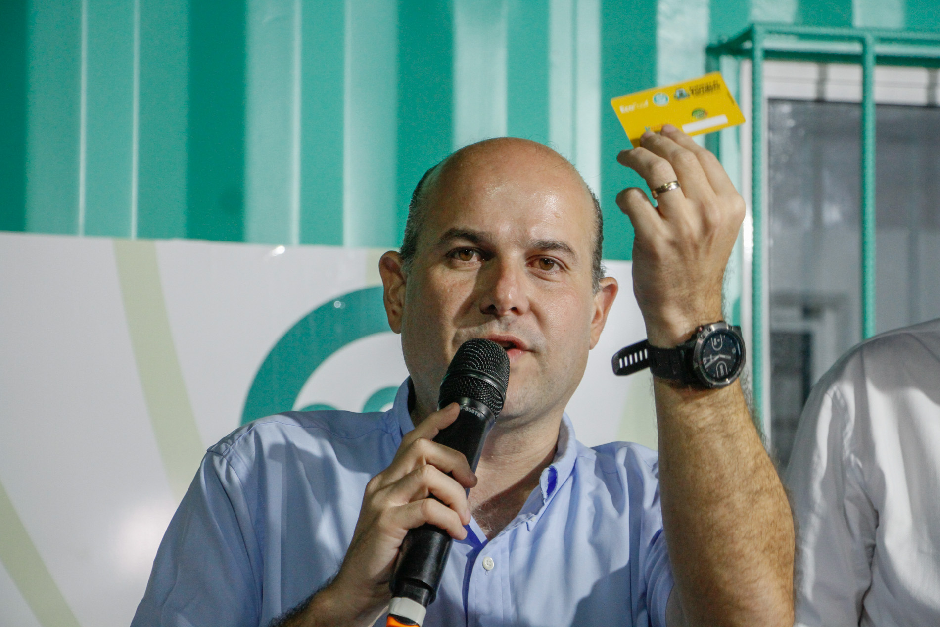 prefeito roberto cláudio segura o cartão do programa recicla fortaleza enquanto fala ao microfone